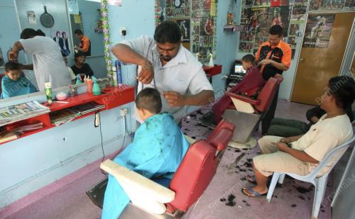 GUNTING RAMBUT