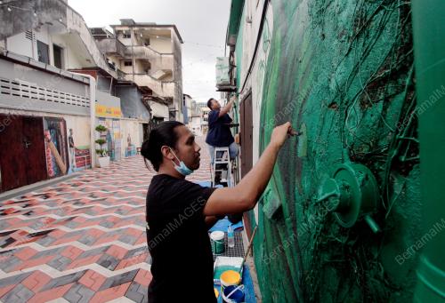 LUKISAN MURAL DI LORONG