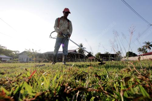 POTONG RUMPUT BERSIH KAWASAN RUMAH