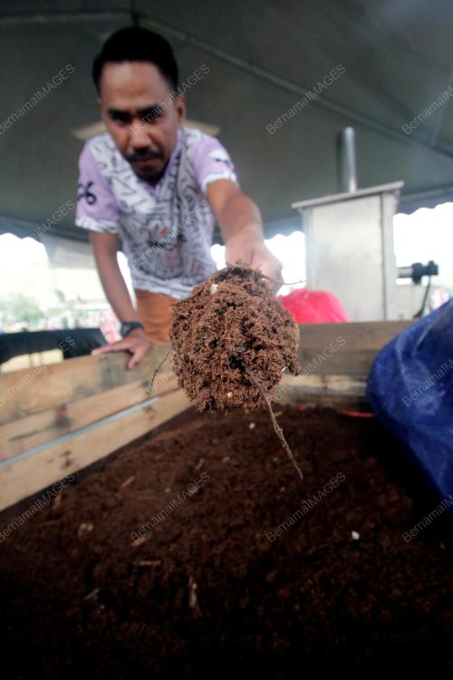 MESIN PENGURAIAN SISA MAKANAN MENJADI BAJA KOMPOS