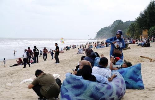 ORANG RAMAI BERSIAR-SIAR DI TELUK CEMPEDAK