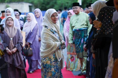 TUNKU AZIZAH AMINAH MAIMUNAH ISKANDARIAH