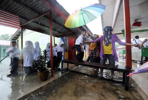 PH08_03012017_SEKOLAH_BANJIR