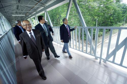 LEO MOGGIE
