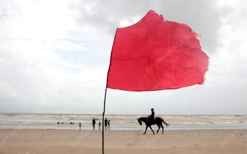 BENDERA MERAH AMARAN BAHAYA MANDI LAUT