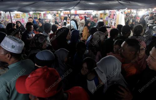 TINJAUAN ORANG RAMAI MENGUNJUNGI BAZAR RAYA