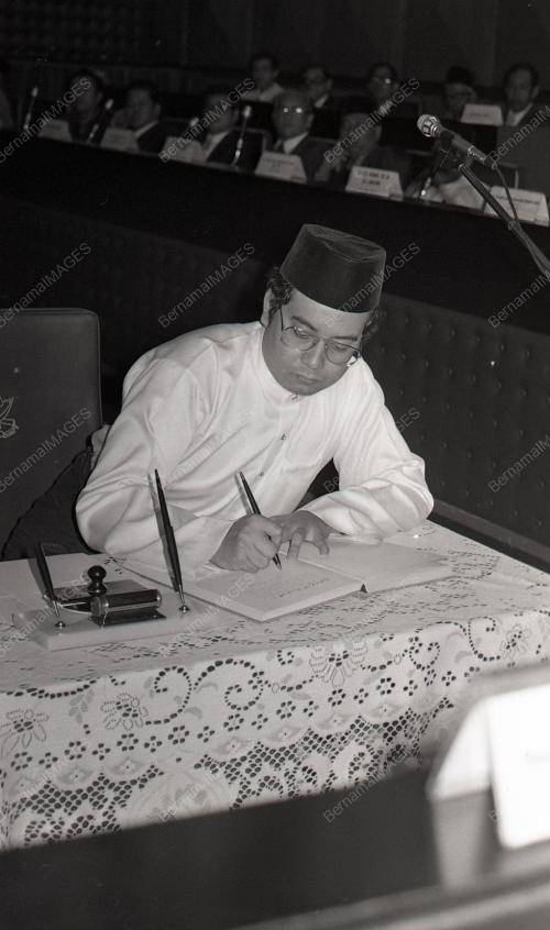 ANGKAT SUMPAH