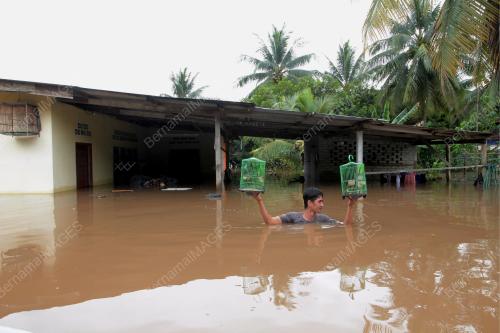 BANJIR DI KAMPUNG SEMANGAT