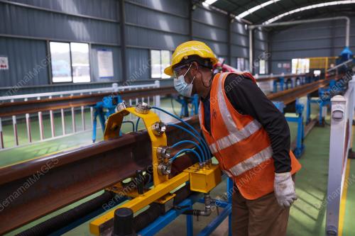 ECRL: BENGKEL KIMPALAN REL DAN PEMBUATAN LANDASAN