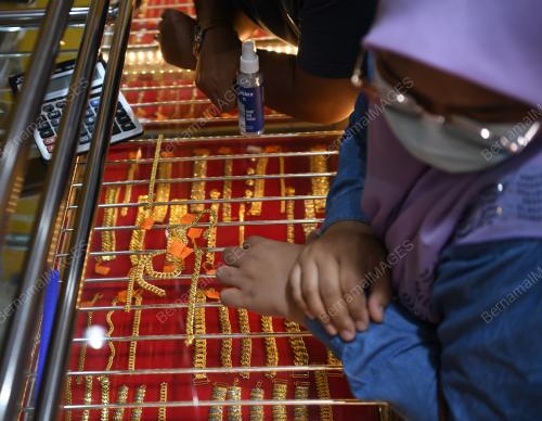 WARGA KUANTAN SERBU KEDAI EMAS