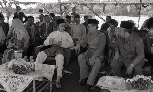 DR. MAHATHIR MOHAMAD