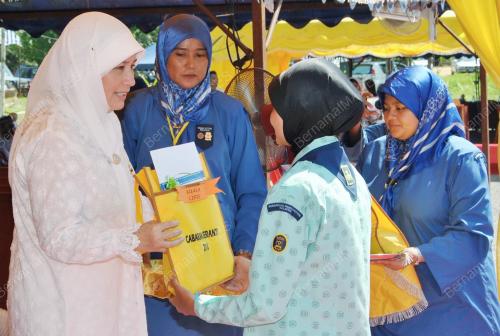 TUNKU AZIZAH