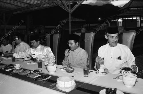 BERBUKA PUASA