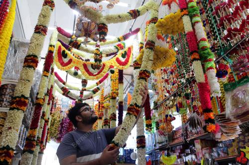 MEMBELI PERHIASAN DEEPAVALI