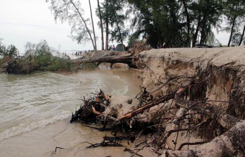 HAKISAN DI PANTAI KEMPADANG