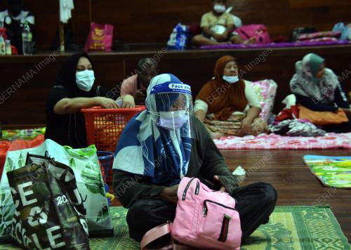MANGSA BANJIR DI PUSAT PEMINDAHAN SEMENTARA