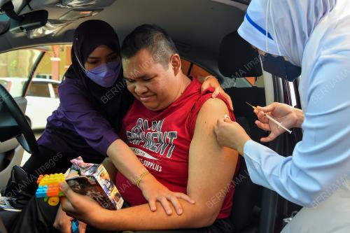 OKU TERIMA VAKSIN PENGGALAK SECARA PANDU LALU
