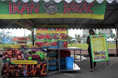 PENIAGA BAZAR RAMADAN MEMBUAT PERSIAPAN