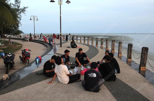 BERBUKA DI ESPLANADE TANJUNG API