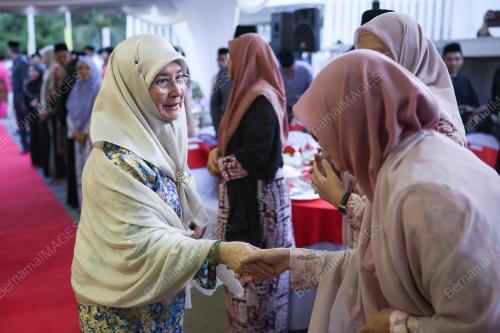 TUNKU AZIZAH AMINAH MAIMUNAH ISKANDARIAH