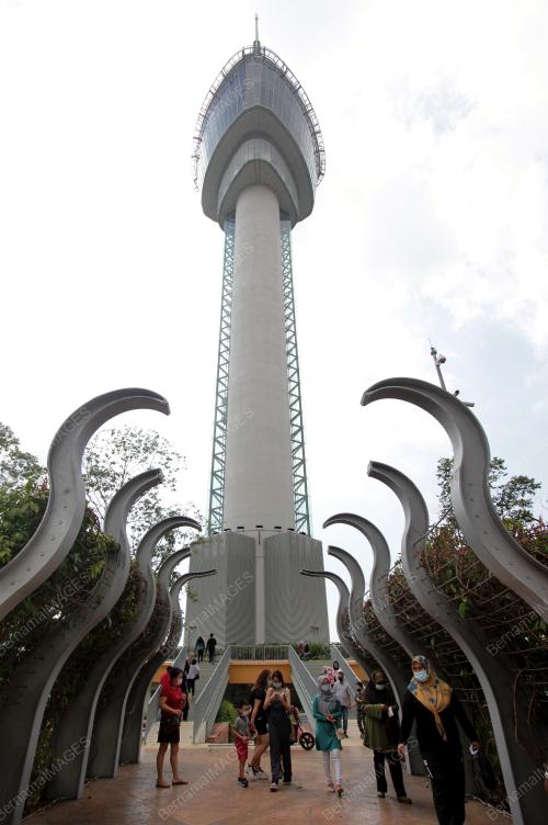 BERCUTI DI MENARA KUANTAN 188