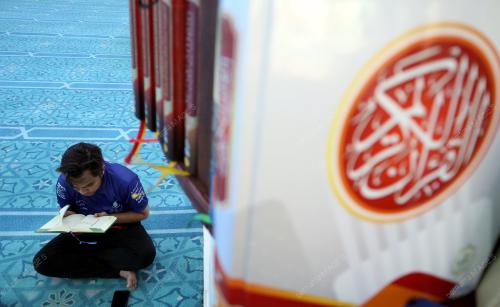 MEMBACA ALQURAN DI BULAN RAMADAN