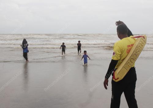 BENDERA MERAH AMARAN BAHAYA MANDI LAUT