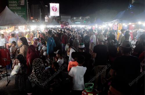 TINJAUAN ORANG RAMAI MENGUNJUNGI BAZAR RAYA
