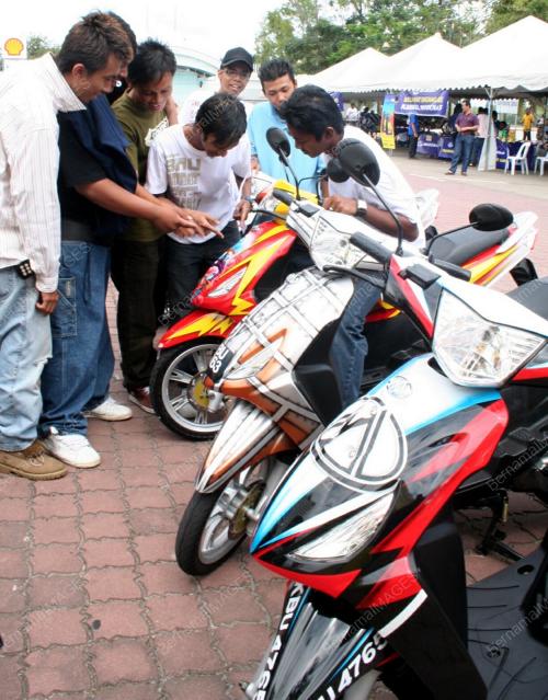 KARNIVAL MODENAS