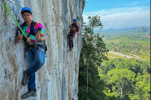 VIA FERRATA DAN ZIPLINE DI GUA TAGANG