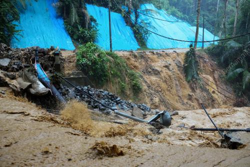TINJAUAN KAWASAN RUNTUHAN AKIBAT BANJIR KILAT