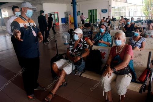 PELANCONG TERKANDAS DI PULAU TIOMAN SELAMAT DIBAWA KELUAR