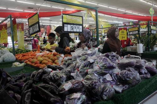 MEMBELI BARANG MASAKAN MENJELANG AIDILADHA