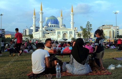 BERBUKA PUASA DI PADANG MBK 1