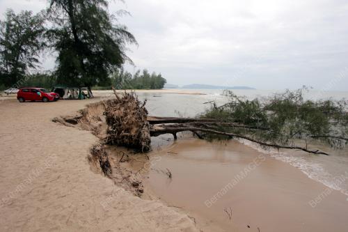 HAKISAN DI PANTAI KEMPADANG