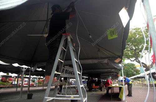 PENIAGA BAZAR RAMADAN MEMBUAT PERSIAPAN