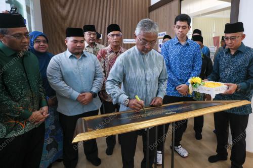 AL-SULTAN ABDULLAH RI'AYATUDDIN AL-MUSTAFA BILLAH SHAH