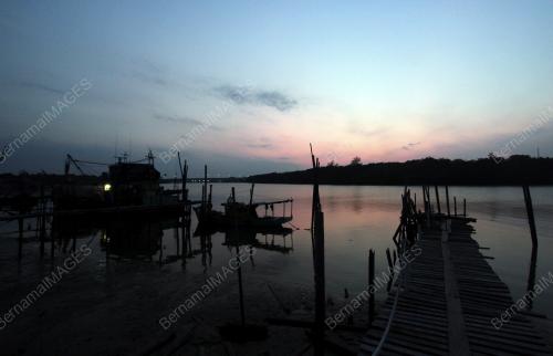 SUASANA SENJA JETI NELAYAN KAMPUNG PERAMU
