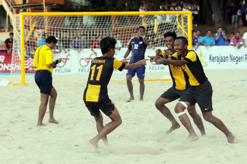 PH09_29102014_BOLA_PANTAI