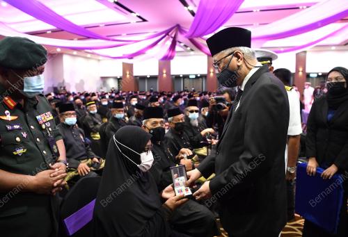 DATUK SERI ISMAIL SABRI YAAKOB