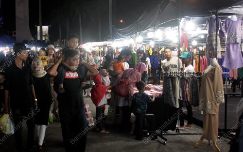 TINJAUAN ORANG RAMAI MENGUNJUNGI BAZAR RAYA
