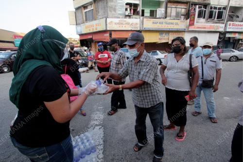 NGO MEMBERI SUMBANGAN MAKANAN