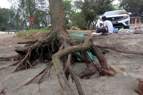 HAKISAN DI PANTAI SEPAT