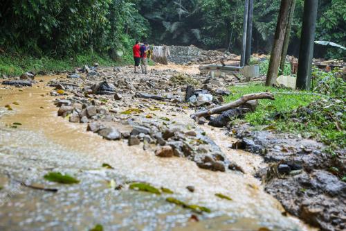TINJAUAN KAWASAN RUNTUHAN AKIBAT BANJIR KILAT