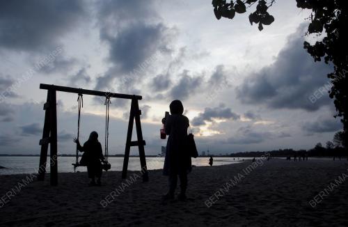 SUASANA SENJA PANTAI TELUK SISEK