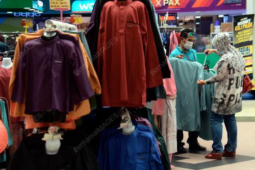 MEMBELI PAKAIAN RAYA