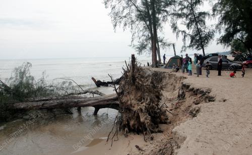 HAKISAN DI PANTAI KEMPADANG