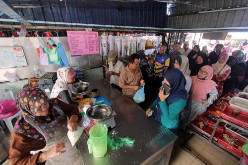 ORANG MEMBELI BARANG MASAKAN DI PASAR
