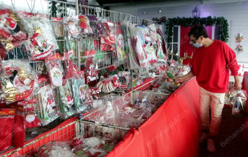 MEMBELI PERHIASAN KRISMAS