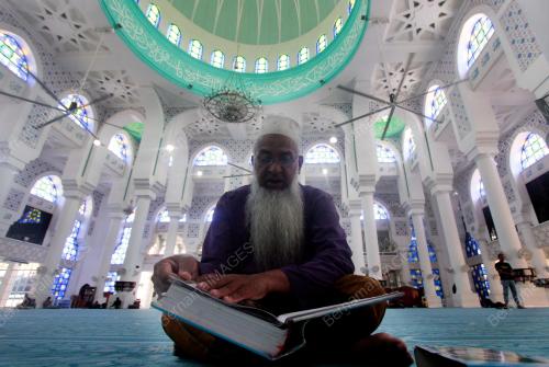 TINJAUAN MENGAJI AL QURAN